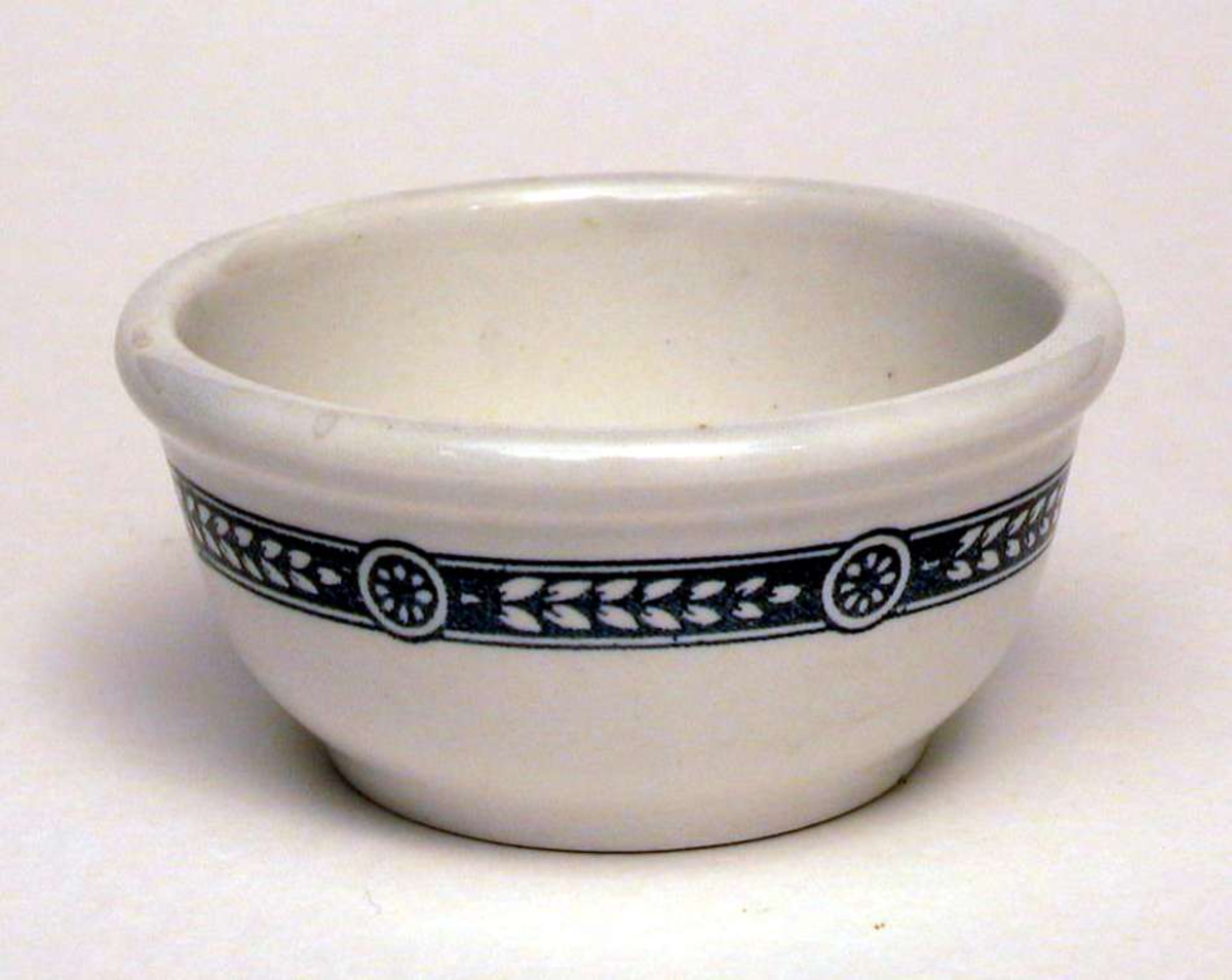 Skål i hvit keramikk med blått bånd som dekor.