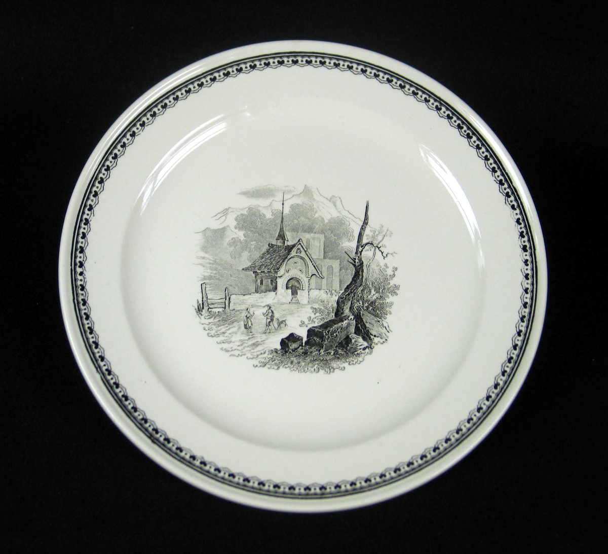 Servise i offwhite keramikk med sort dekor. Serviset består av 7 middagstallerkener og 8 asjetter.