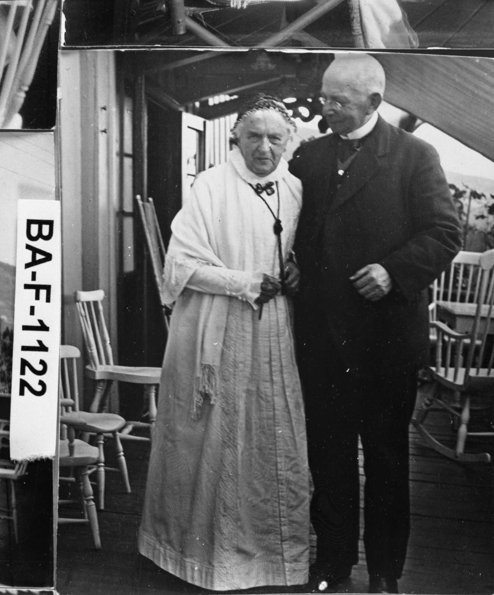 Fotomontasje i svart/hvitt rammet inn med glass og enkel trelist. Amatørbilder.