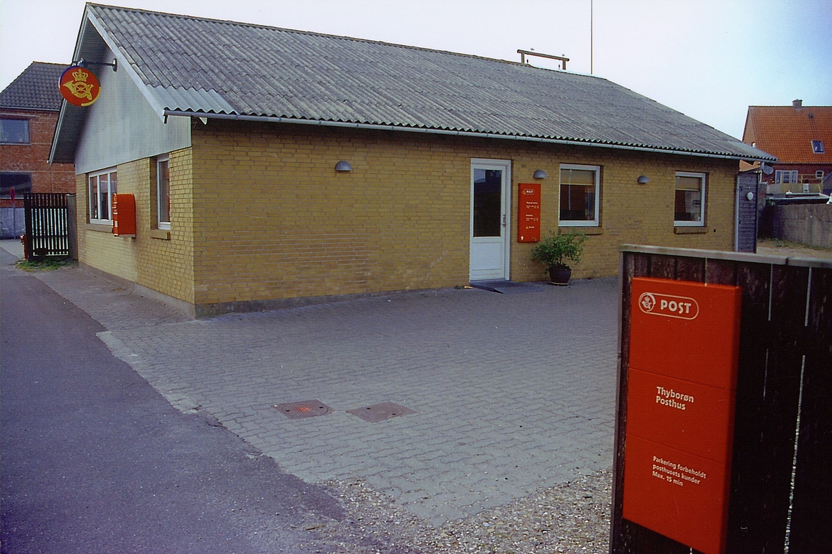 eksteriør, posthuset i Thyborøn Vest Jylland Danmark, skilter