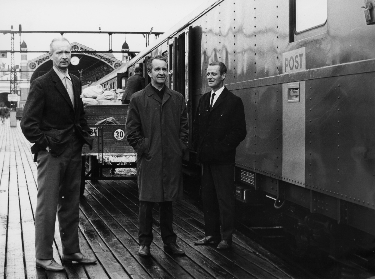 transport, tog, eksteriør, Oslo - Kornsjø, postskilt, lasting, tre menn