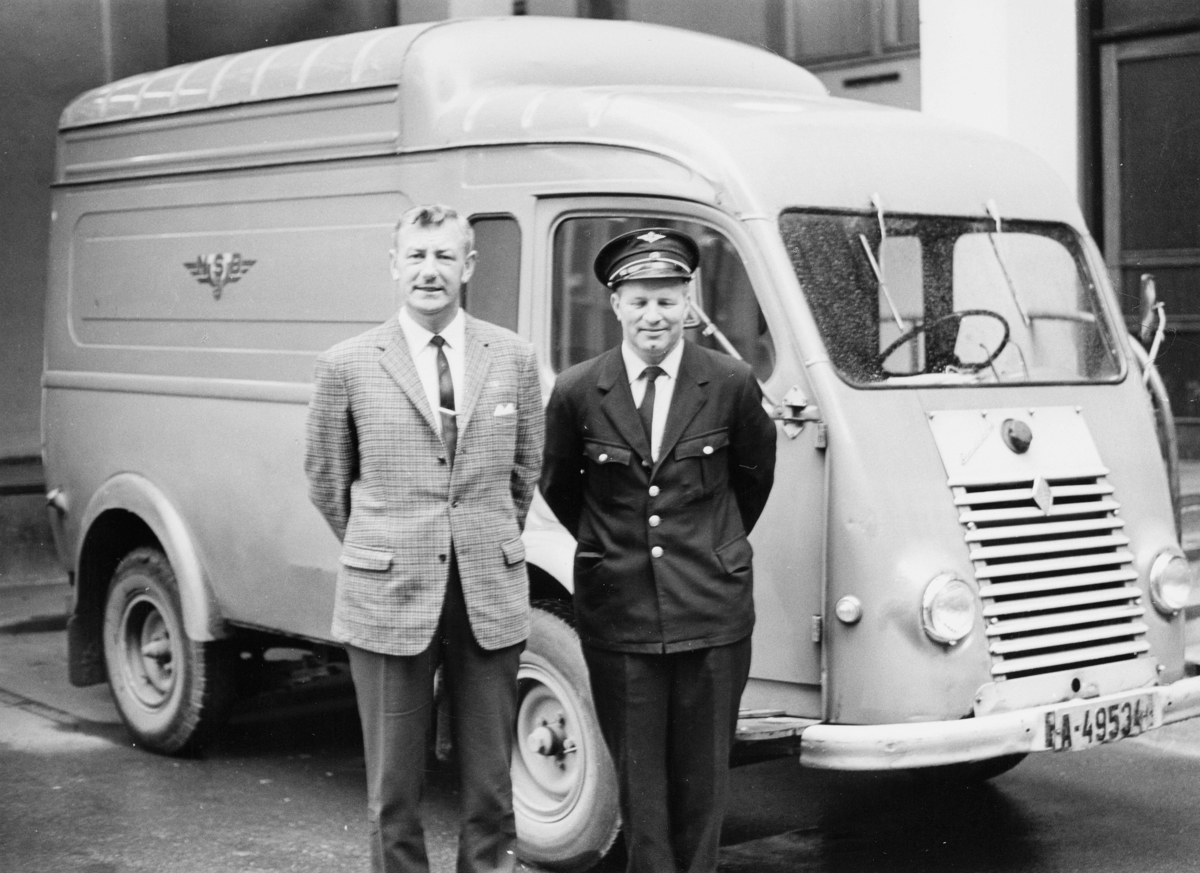 transport, bil, Drammen-Hønefoss, varebil med NSB emblem, to menn. Renault, årsmodell 1950.
