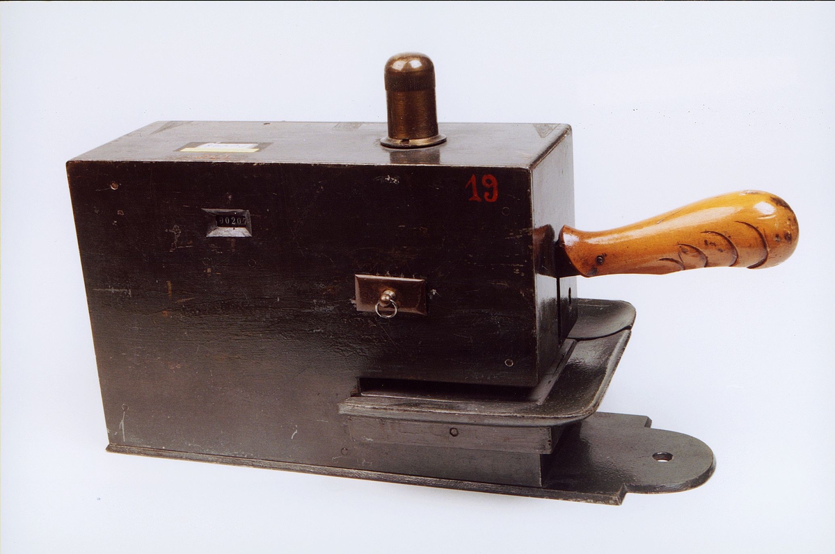 postmuseet, gjenstander, frankeringsmaskin, Uchermanns frankeringsmaskin, verdens første frankeringsmaskin