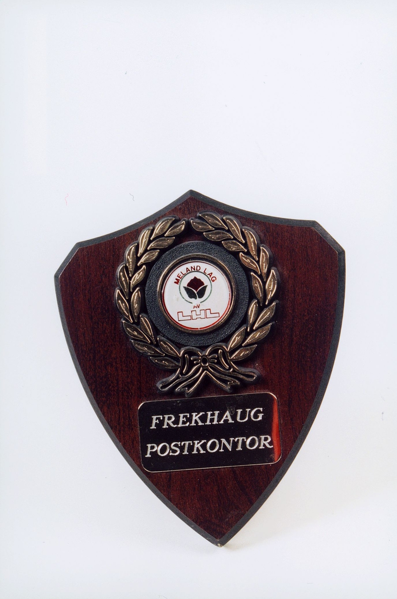 postmuseet, gjenstander, plakett fra Frekhaug postkontor, med påskrift "Neland Lag av LHL