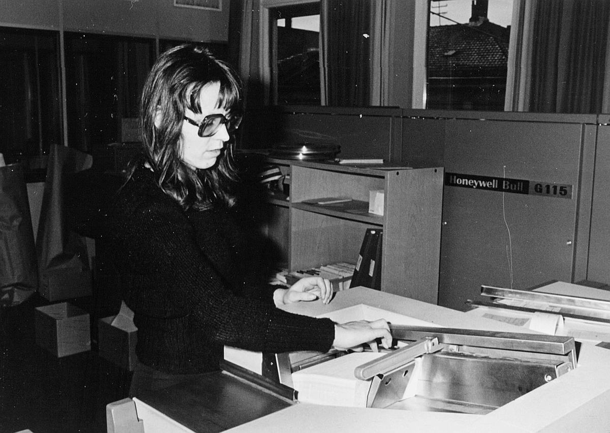 postsparebanken, Akersgata 68, Oslo, 25-års jubileum, 1975, interiør, 1 dame