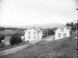 Korsvold hotel. 18/9 - 02. Vei, gjerder, uthus