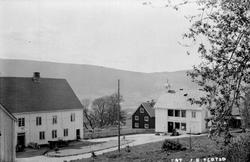 Gausdal. Wålen gård og pensjonat. Hvite bygninger. Gårdstun