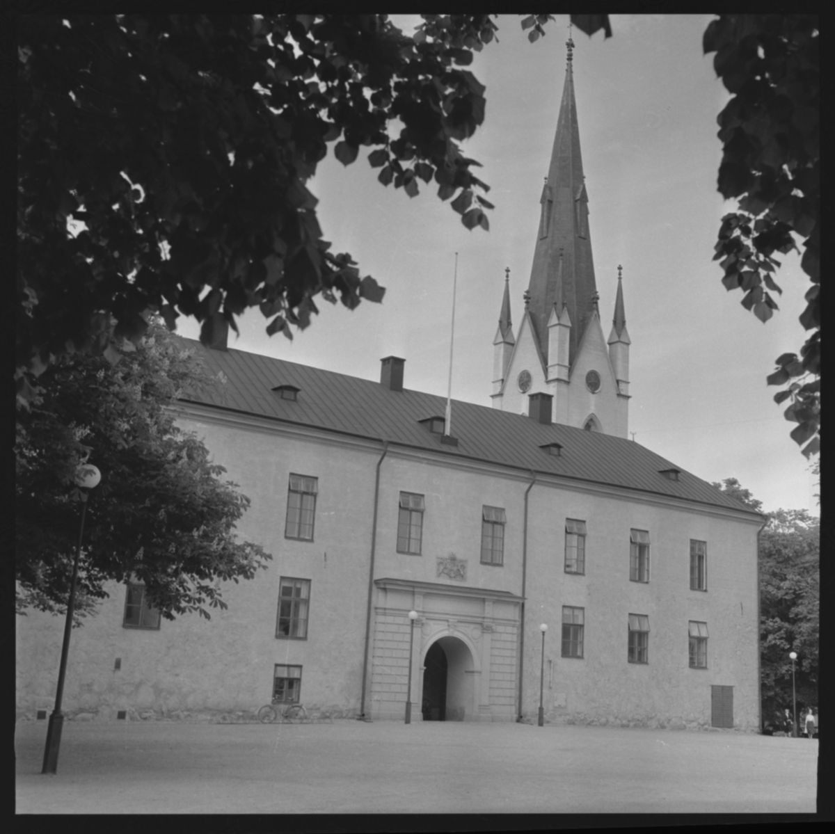 Linköpings slott sett från Yttre borggården.

Slottet uppfördes på 1500-talet i medeltida stil. Under medeltiden och fram till reformationen bodde biskoparna på slottet, efter en dekadansperiod rustades slottet och landshövdingarna har bebott det sedan 1785. Upprustningen avslutades 1888. Åren 1932-33 skalades 1880-talets dekorationer bort och slottet återgavs en mer återhållsam karaktär.