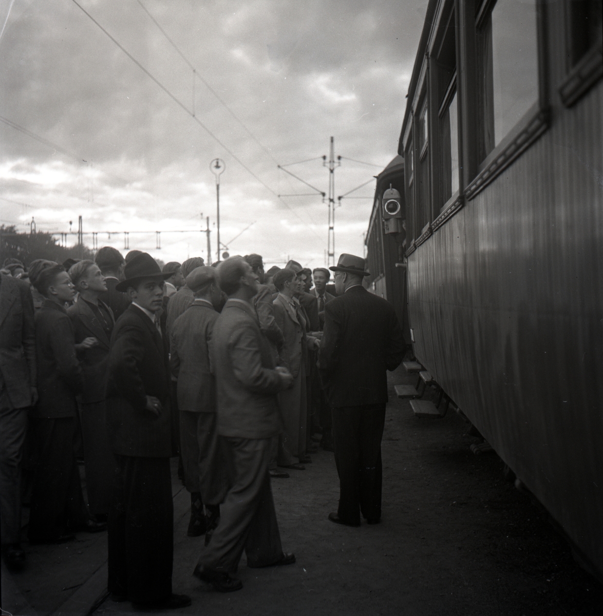 Nazistkravallerna. Folksamling vid järnvägsstationen. Nazismotståndarna samlades vid MÖJ:s smalspåriga järnväg varifrån nazisterna skulle avresa mot Klockrike. Den 4-5 september 1943.
