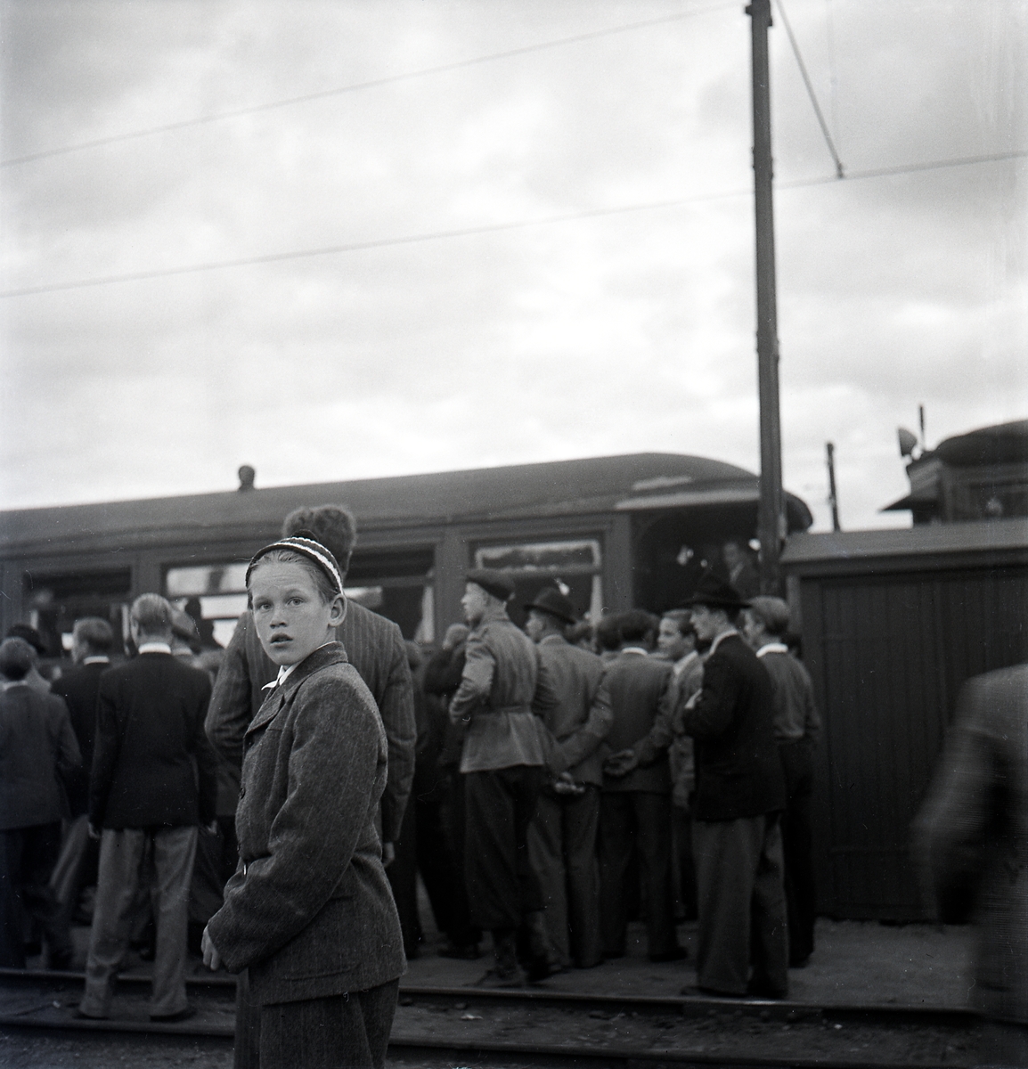 Nazistkravallerna. Folksamling på järnvägsstationen. Nazistmotståndarna samlades vid MÖJ:s smalspåriga järnväg varifrån nazisterna skulle avresa mot Klockrike. Den 4-5 september 1943.