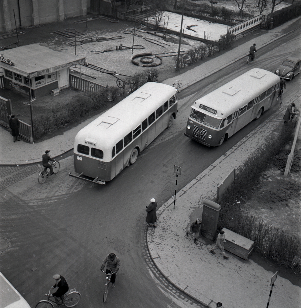 Hörnet S:t Larsgatan, Drottninggatan med Cloettas kiosk och minigolfbanan. Gatukorsning. Bussar. Trafik. År 1950.