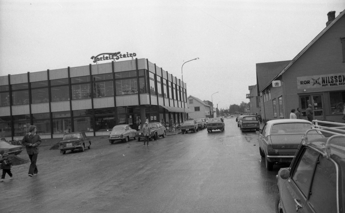 Strandgata mot sør, Sortland juli 1975. Torleif Steiro kjøpesenter til venstre.