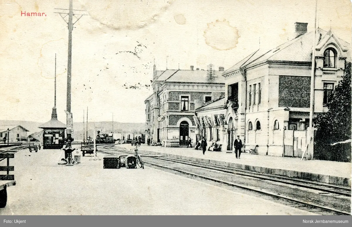 Hamar stasjon. Damplokomotiv type 9a med godsvogner i bakgrunnen