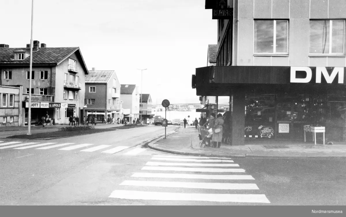 Foto fra Kaibakken på Kirkelandet i Kristiansund, Bildet er fra avisa Tidens Krav sitt arkiv i tidsrommet 1970-1994. Nå i Nordmøre museums fotosamling.