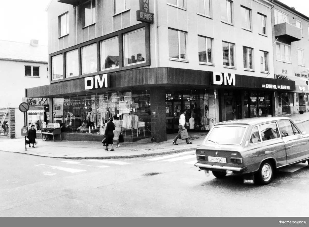 Klesforretningen DM i Kaibakken på Kirkelandet i Kristiansund. Bildet er fra avisa Tidens Krav sitt arkiv i tidsrommet 1970-1994. Nå i Nordmøre museums fotosamling.