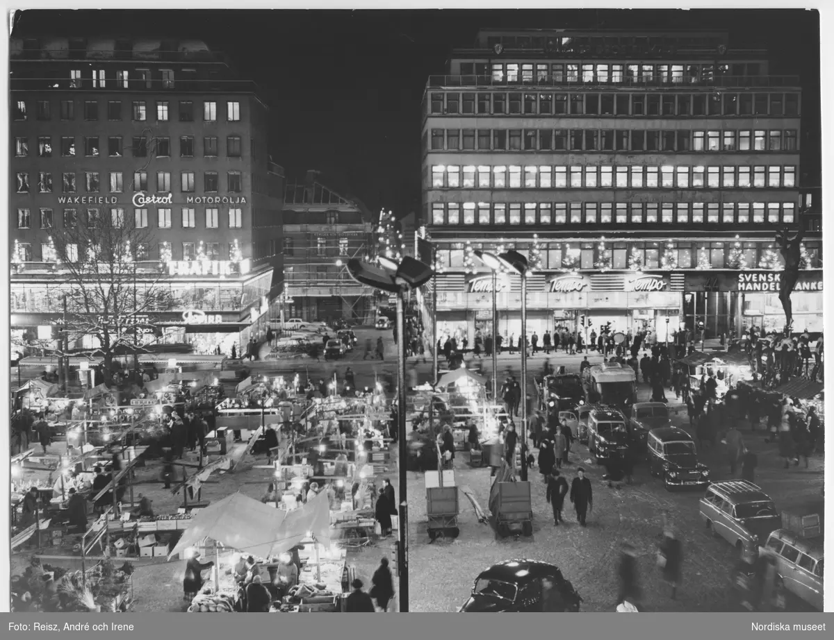 Stockholm. Kvällsbild från julmarknad på Hötorget.