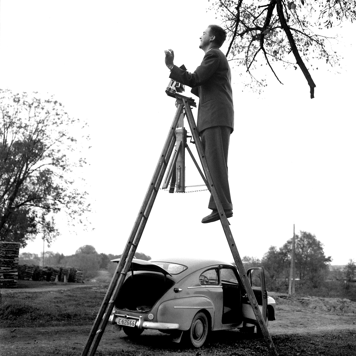 Fotografen Arne Gustafsson in action, med firmabilen Volvo PV, 1957.