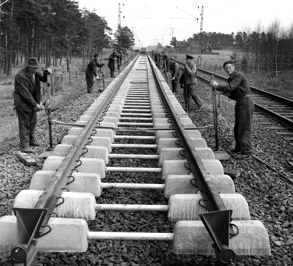 Rallare lägger nya järnvägsräls vid Linghem, 1965.