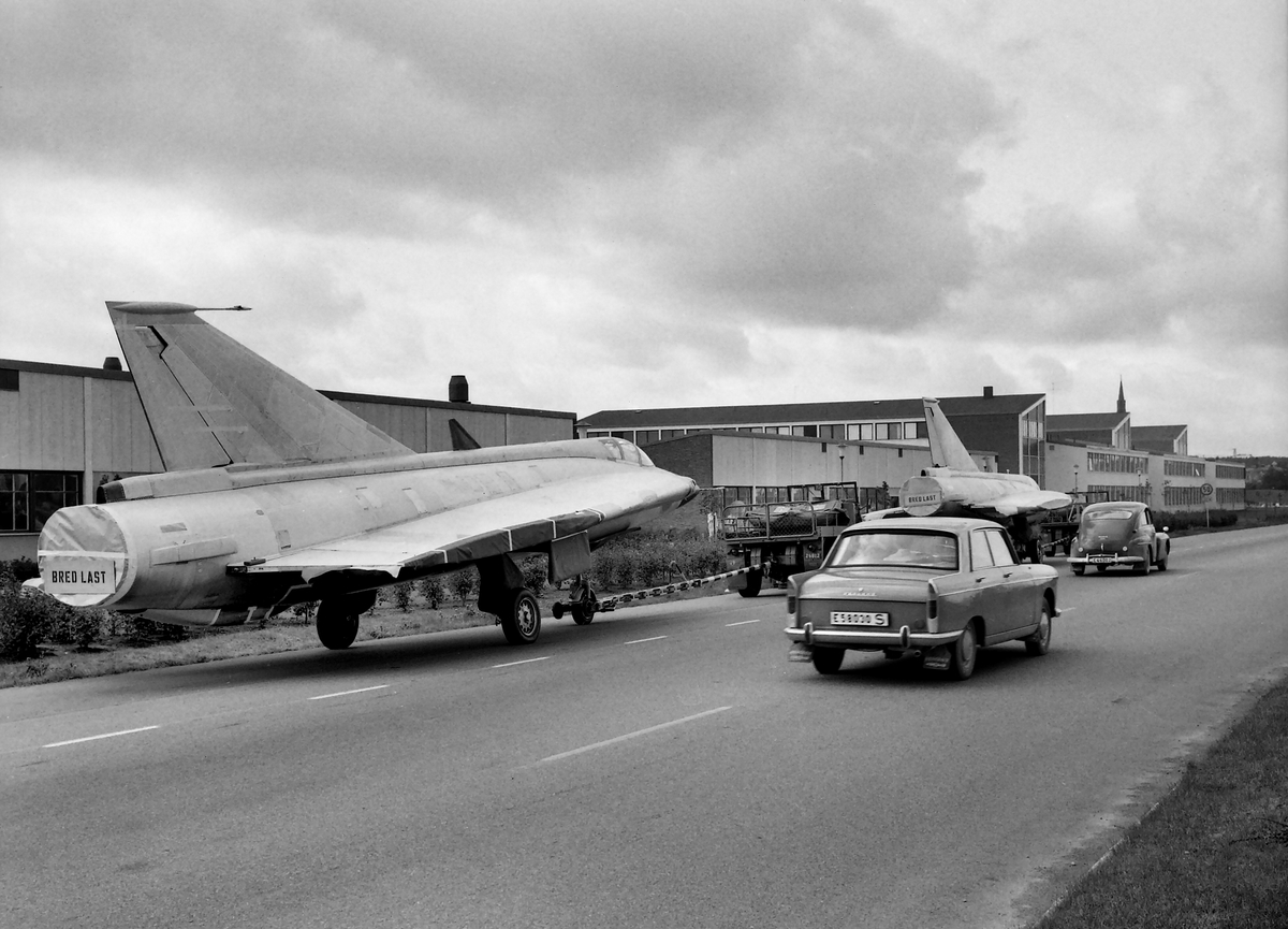 Vägtransport av två stycken Draken flygplan från SAAB till Malmen i Malmslätt, 1965. Här på E4:an utmed Ljungstetdska skolan.