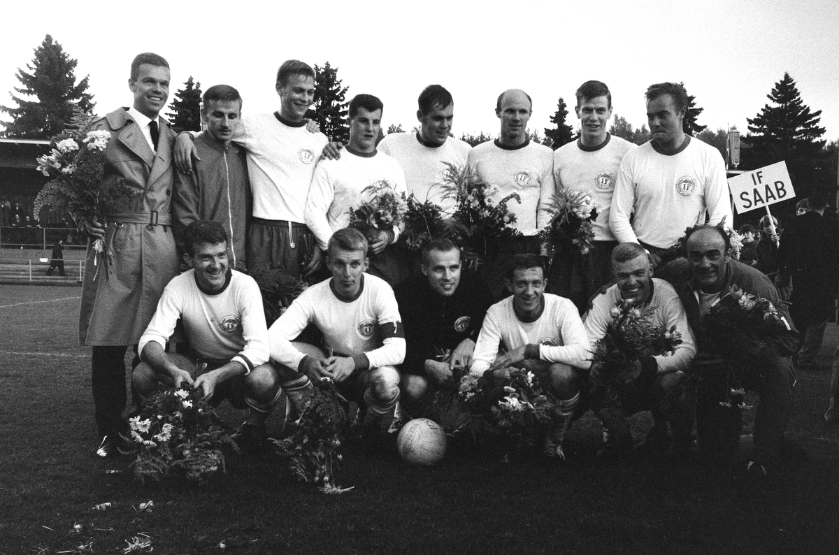 Fotbollslaget IF SAAB efter vinst mot SK Sifhälla, 1967.
