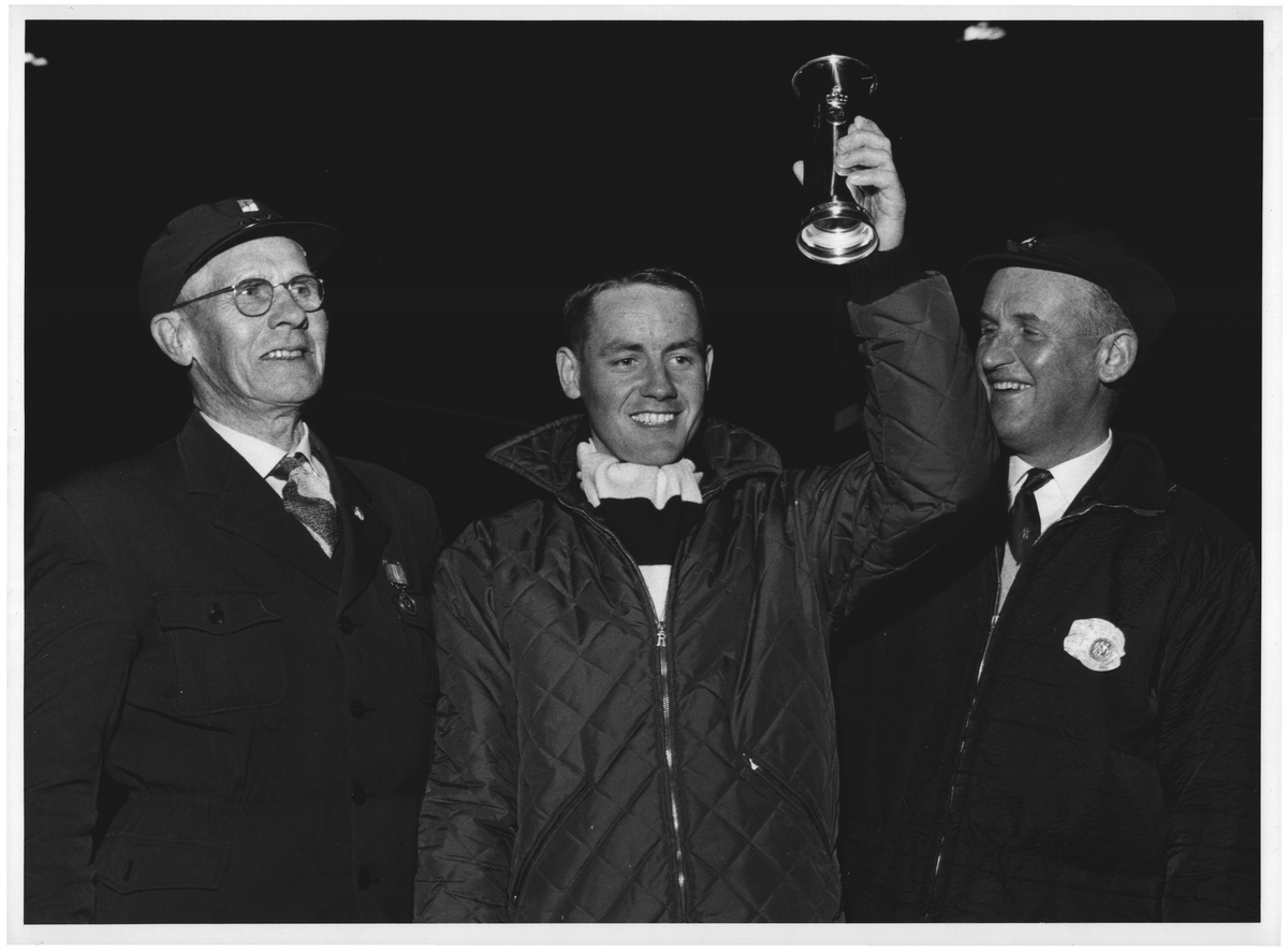 ole-henrik-fager-s-med-kongepokalen-i-kollen-1962-mellom-lauritz