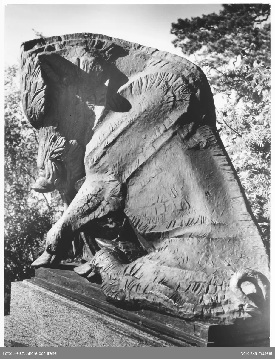 Stockholm. Statyn Vildsvin (1929) av Carl Milles på Mellersta terrassen, Millesgården, Lidingö.