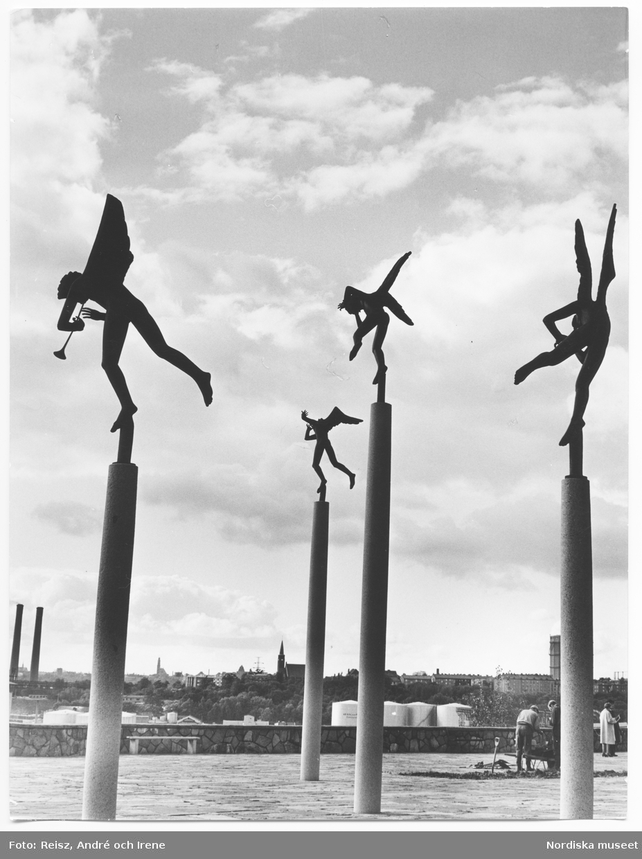 Stockholm. Skulpturgruppen Musicerande änglar (1949-50) av Carl Milles på Nedre terrassen, Millesgården, Lidingö.