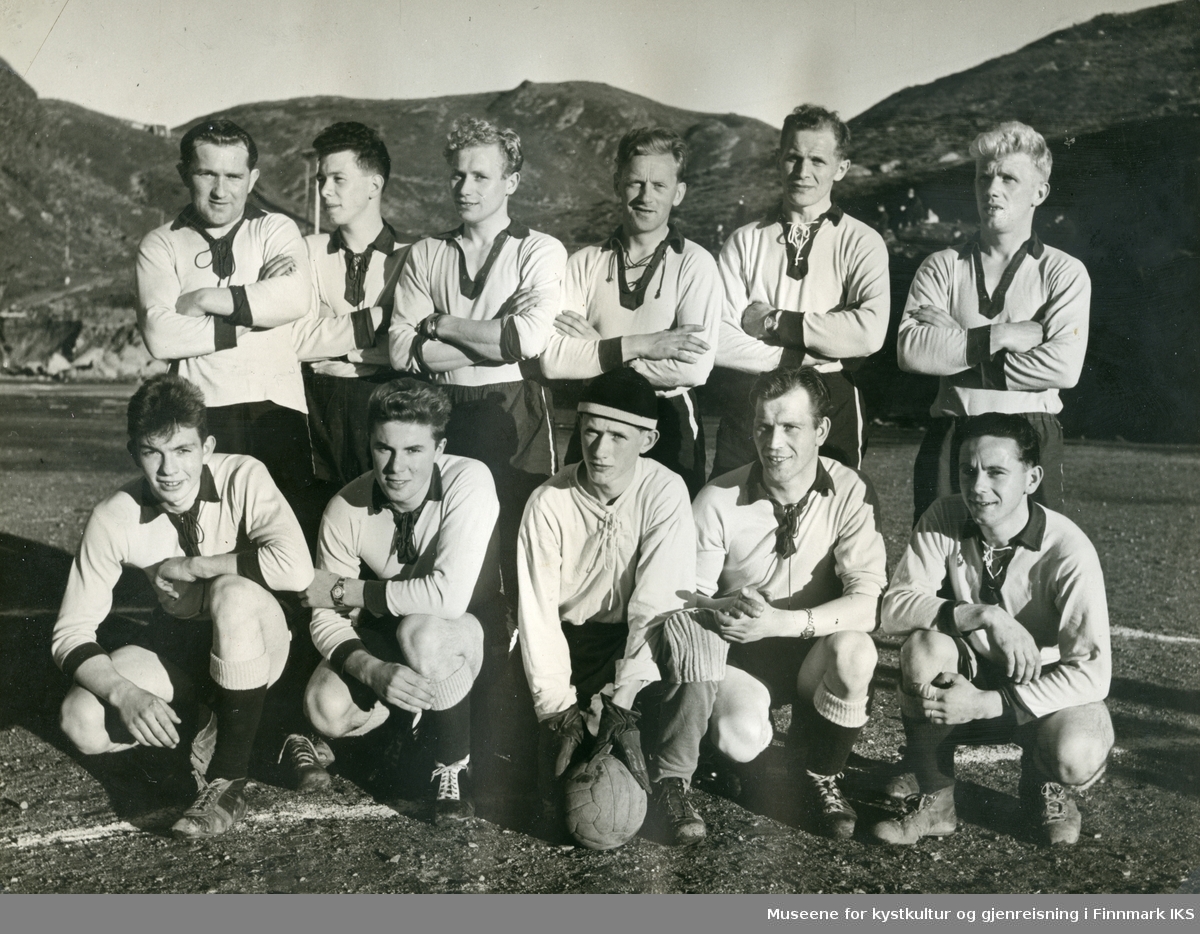 Gruppebilde av Nordvågen idrettslagets (NIL) fotballmannskap. Ca. 1954.