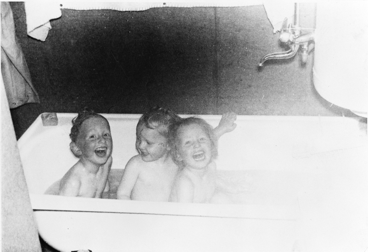 Borgfjordbarna for første gang i badekaret.