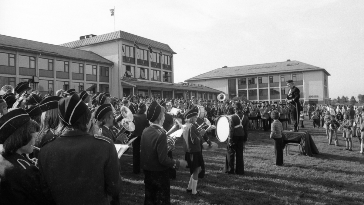 Sør-Troms og Vesterålens 19. skolemusikkstevne på Sortland 12. og 13 juni. 1976. Utenfor rådhuset på Sortland.