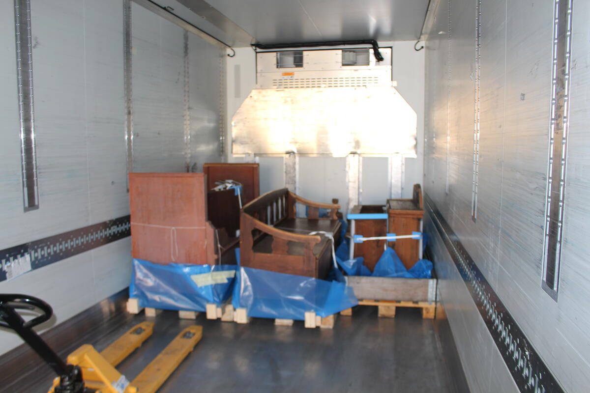 Bildet viser gjenstander som står inne i en lastebil.