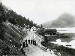 Turister ved Lastein på Dalen i Tokke i Telemark