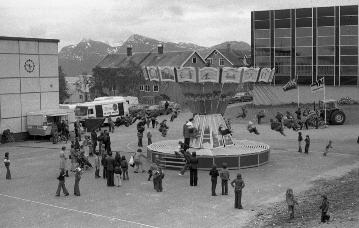 Sortlandsmessa, juni 1977. Karusell på plassen ovenfor Sortland videregående skole. Sortlandshallen til høyre.