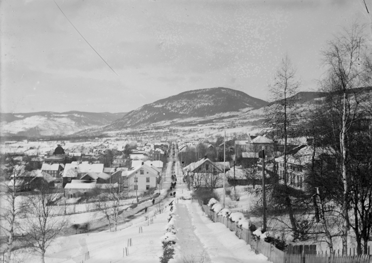 Lillehammer, fra Utsiktsbakken, Storgata mot nord og Balbergkampen