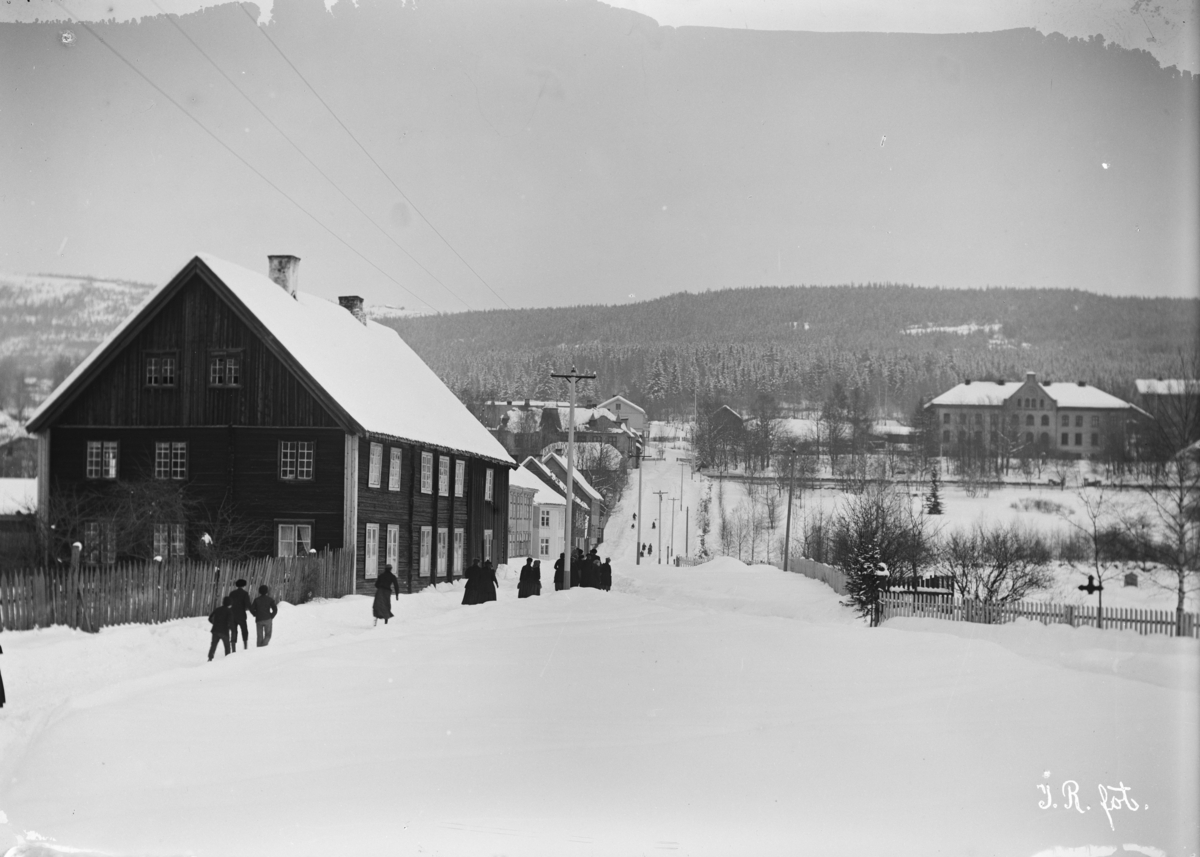 Lillehammer, Skoletorget med Hammer gård til venstre, Langes gate og Lillehammer Høyere Skole bak til høyre.
