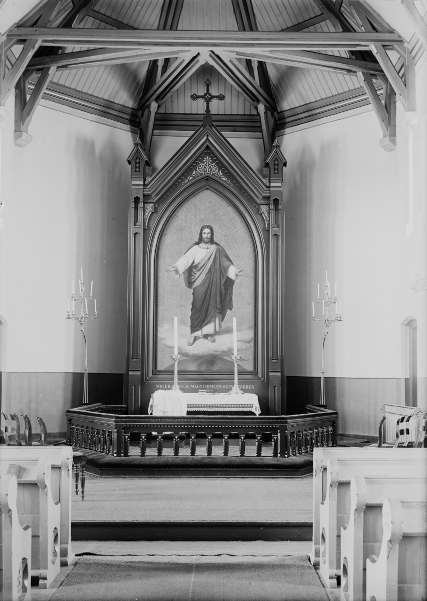 Lillehammer kirke, koret med altertavlen, kopi malt av Christen Brun etter maleri av Adolph Tidemands altertavle "Kristus i skyen"