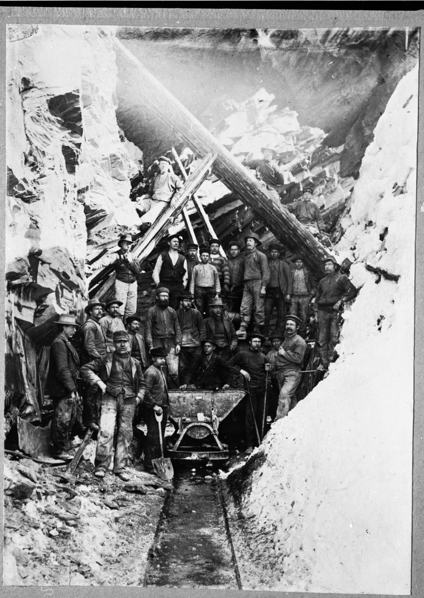 Gruppebilde av menn som arbeidet i gruvene ved Valdres Skiferbrud.