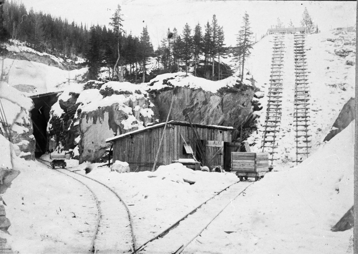 Den ene gruva til Valdres Skiferbrud. Huset er den første smia til skiferbruddet.