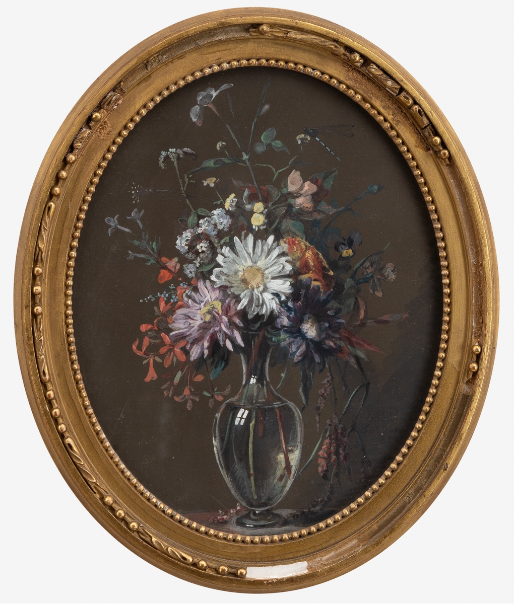 Blombukett i en äggformad vas. En trollslända syns bland blommorna. Bakgrunden gråbrun.
Begynnelsebokstäverna på blommornas franska namn bildar namnen på Madame Halls systerdöttrar.