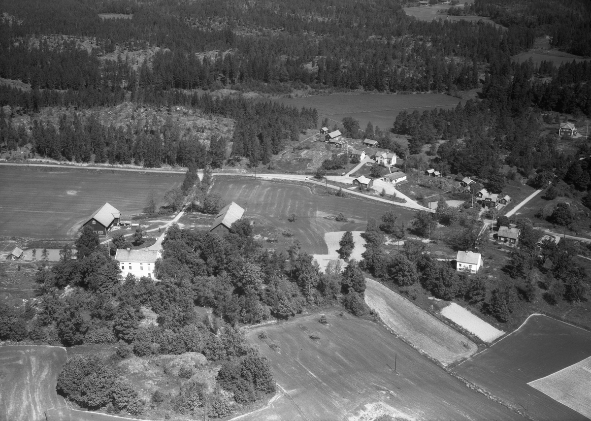 Flygfoto över Loviseberg med omnejd 1961 Huvudbyggnaden uppfördes 1827-1830 av den kungliga tjänstemannen Gustav
Lövgren. Egendomen omfattar förutom huvudbyggnaden, två stora magasin samt några boningshus. Till Loviseberg hörde tidigare gårdar som Mörje, Rimmö, Skälläng och Stäk.