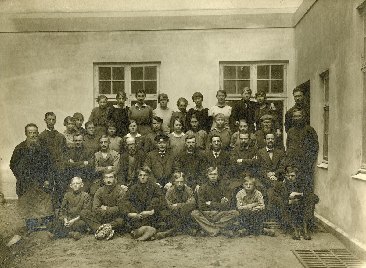 Sandefjord Skofabrik AS med varemerket National ble grunnlagt i 1908. Fotografiet viser ansatte i 1916, fotograf ukjent. Fra arkivet etter Sandefjord Skofabrik AS (A-1019). (Foto/Photo)
