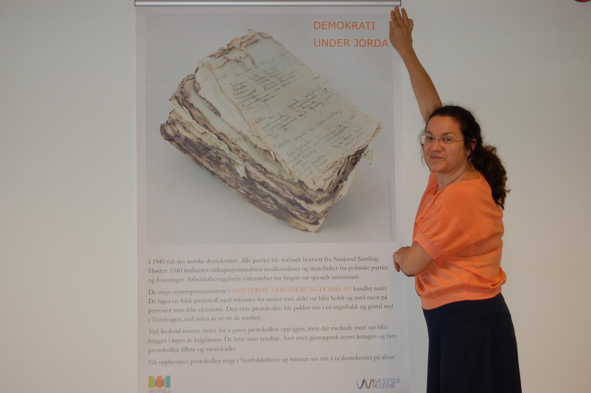 Ulla Nachtstern, landets første arkivformidler foran en plansje fra 2014. Foto: Heidi Meen. (Foto/Photo)
