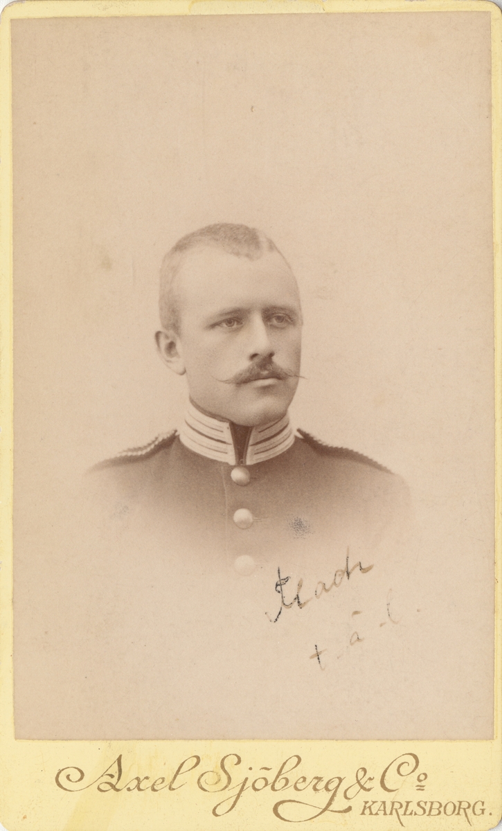 Porträtt av Gustaf Flach vid Andra livgrenadjärregementet I 2.