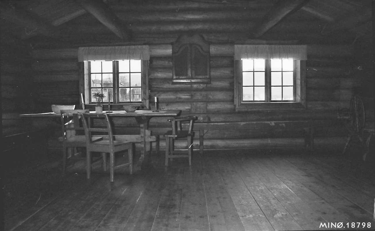 Utstilling, bord, stoler, høgsetetavle