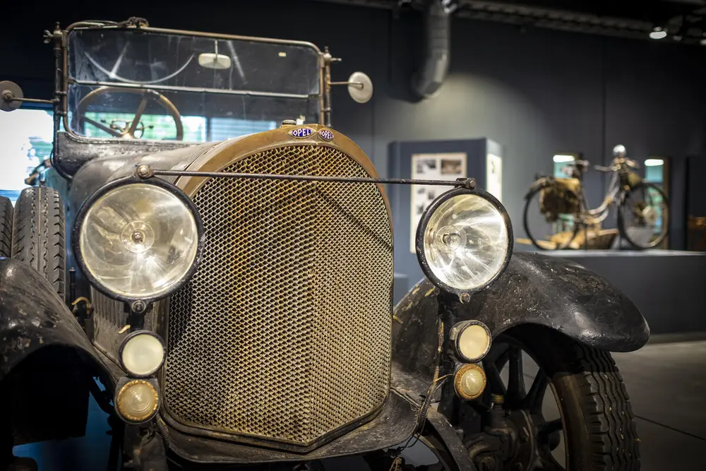 Fronten av en 1922 Opel type 8/25 på Norsk kjøretøyhistorisk museum.