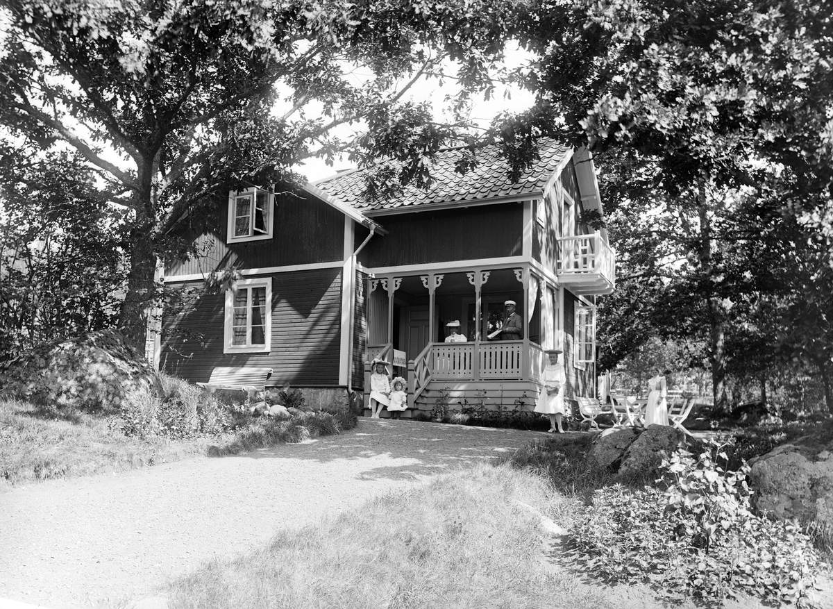Familjen Svensson med jungfru vid sommarvistet Lilla Korsvik i Roxenbaden. Året var 1904.