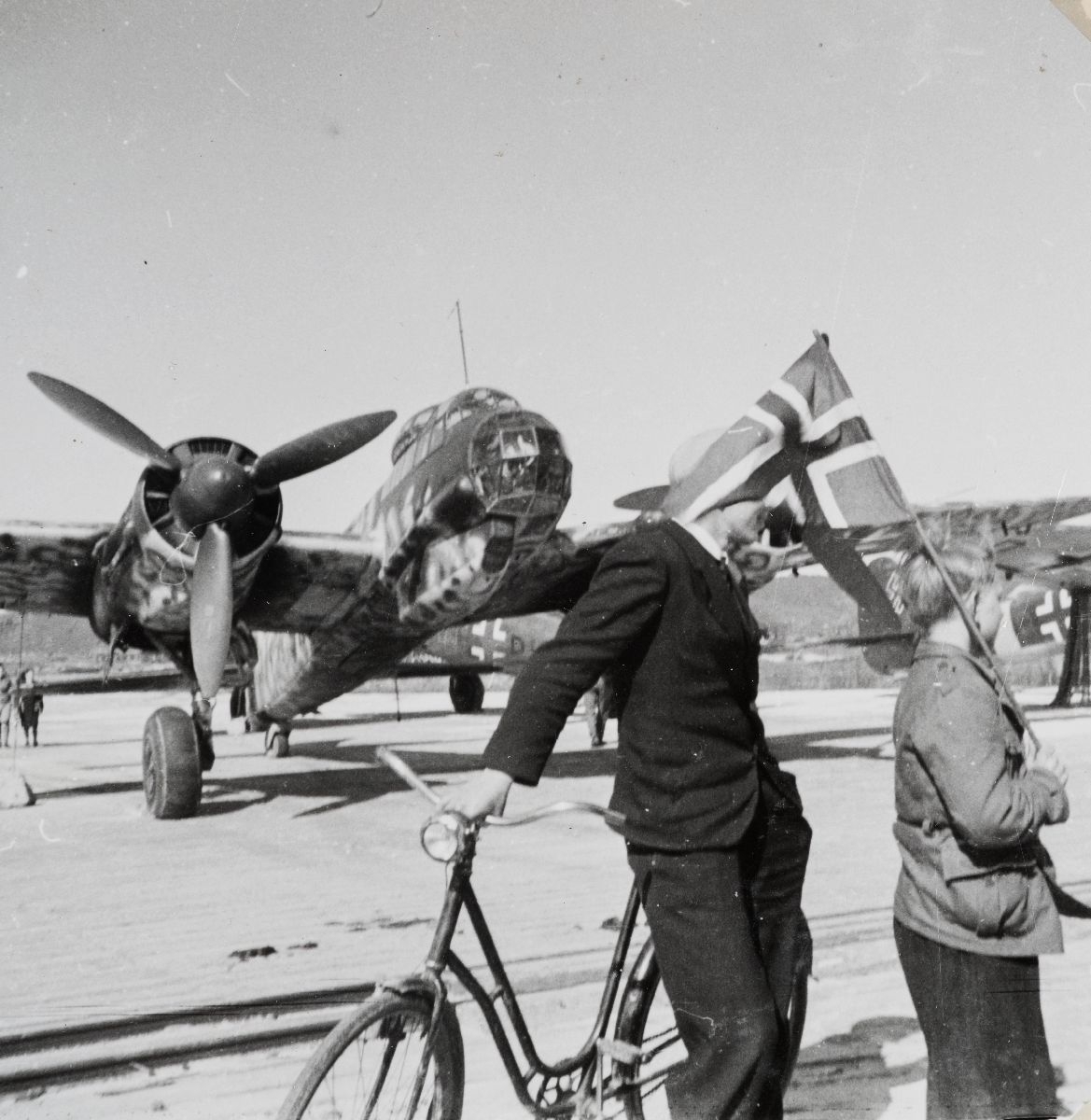Bodø flyplass 13. mai 1945. To barn står foran en Messerschmitt 104/Henkel?