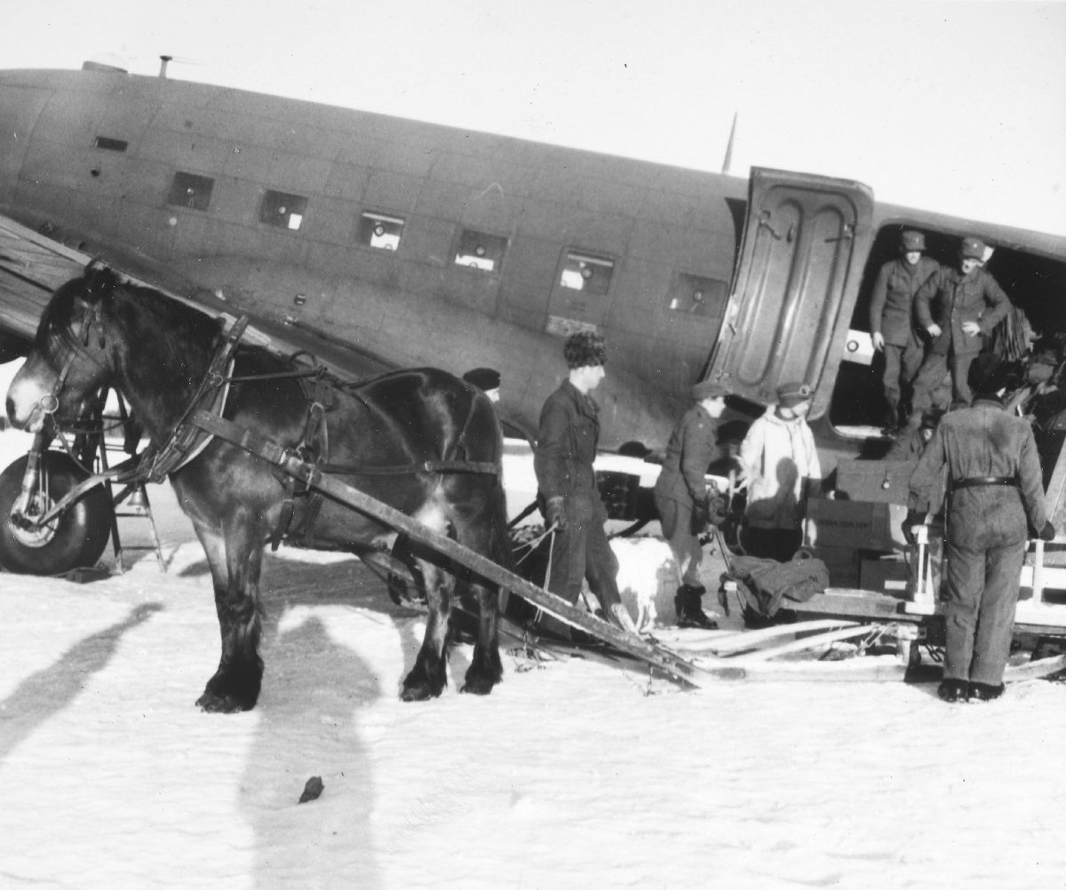 Forsyninger til Finnmark lastes ombord i en DC-47 vinteren 1945.