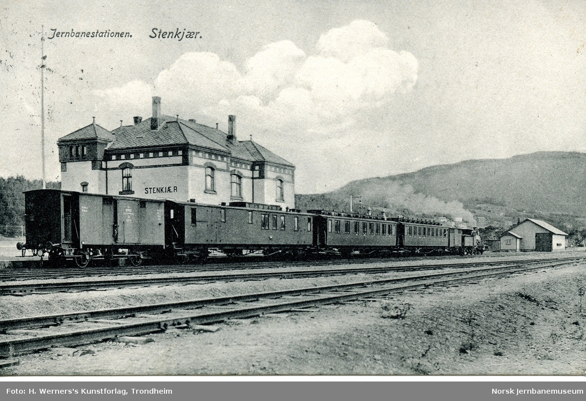 Damplokomotiv type 15a med sydgående persontog på Steinkjer stasjon