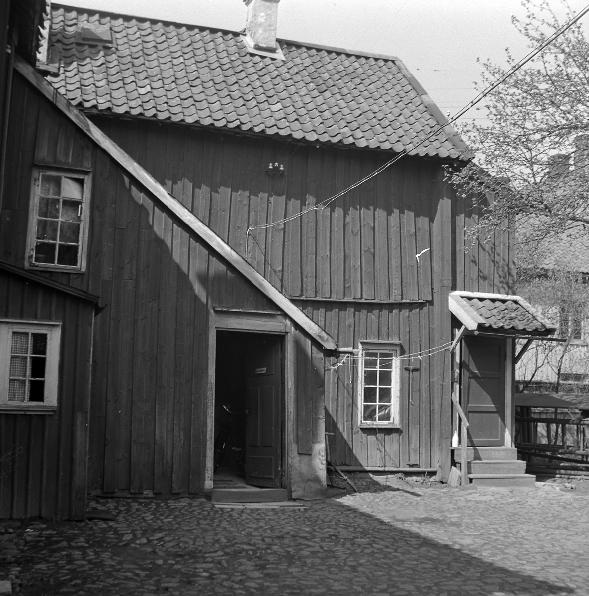 Innergård kvarteret Korpen 1, hörnet Torggatan - Drottninggatan. 1940-tal